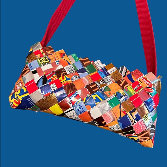 Recycled wrapper shoulder bag - Picture 2 of 4